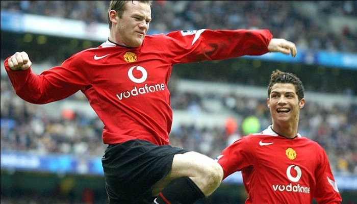 Camisa retrô Manchester United Nike 2004-2006 vermelha clássica com design histórico.